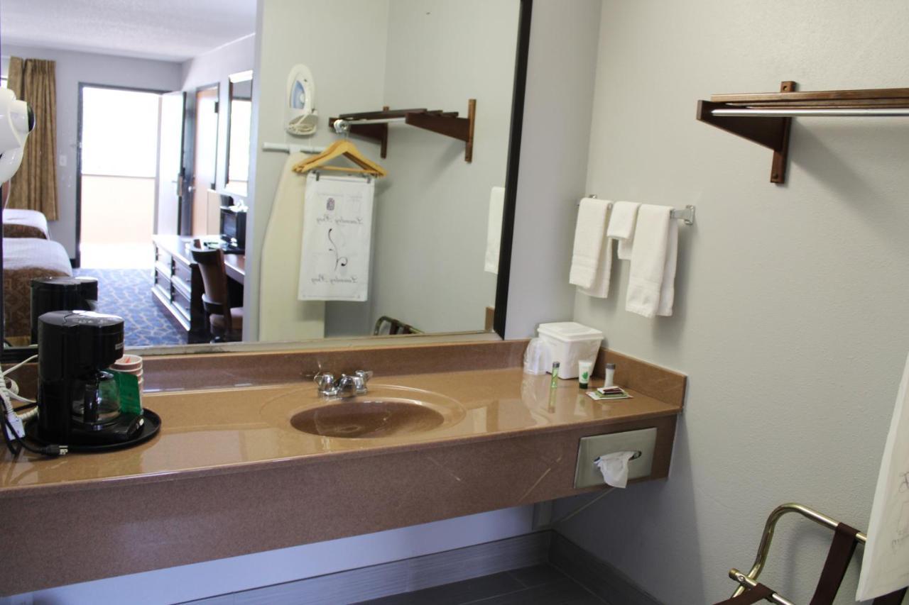 Saint James Greenlight Inn & Suites St James מראה חיצוני תמונה