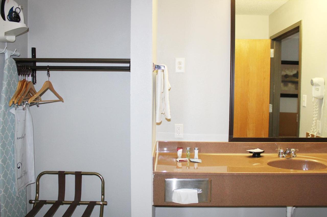 Saint James Greenlight Inn & Suites St James מראה חיצוני תמונה
